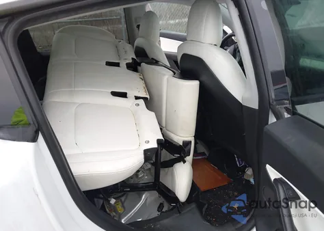 2022 Tesla Model Y Long Range Dual Motor All-Wheel Drive z USA, uszkodzony, nr VIN 7SAYGDEE6NF436924